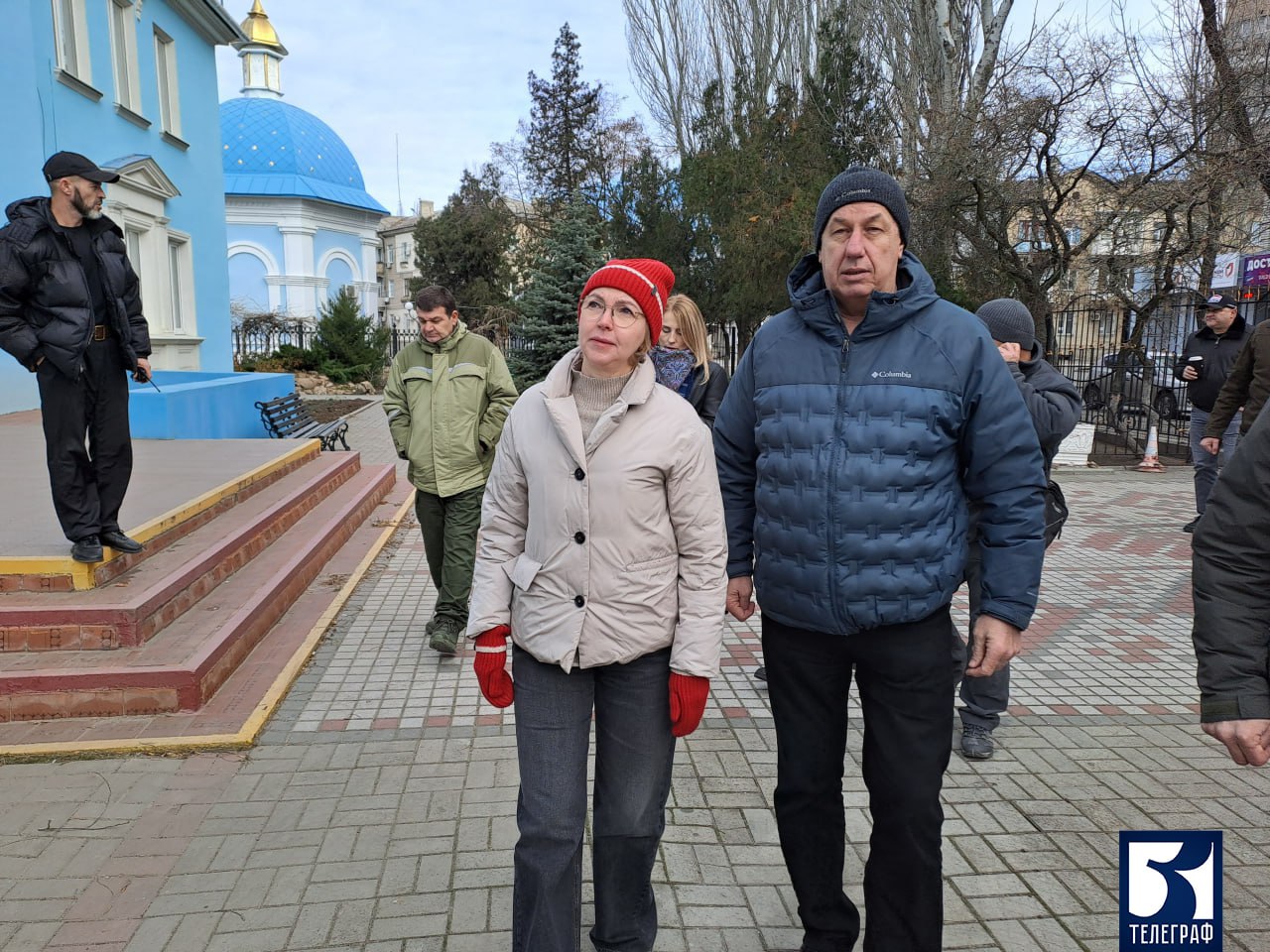 Более 5 млрд рублей будет потрачено на восстановление водопроводных и очистных сооружений Бердянска.  Основной проблемой Бердянска остается подача воды, ведь сети города сильно изношены и не ремонтировались с 60-х годов прошлого века, рассказала Председатель Правительства Ирина Гехт во время рабочей поездки в Бердянск.  Для решения этого проблемного вопроса налажена системная работа, реализуется 6 ключевых мероприятий более чем на 5 млрд рублей.   «Идет системная работа, которая будет завершена к 2028 году. Но первые результаты увидим уже в следующем году. На центральном водоводе потери воды сократятся на 60% благодаря замене труб», - подчеркнула Ирина Гехт.  В ходе рабочего визита Председатель также осмотрела Дворец спорта, спортзал гимназии и смотровую площадку. Подрядчики срывают сроки ввода объектов, но работ должна быть завершена в срок, чтобы дети смогли с 1 сентября 2025г. приступить к занятиям в новом спортзале.    ЗАПОРОЖСКИЙ ТЕЛЕГРАФ