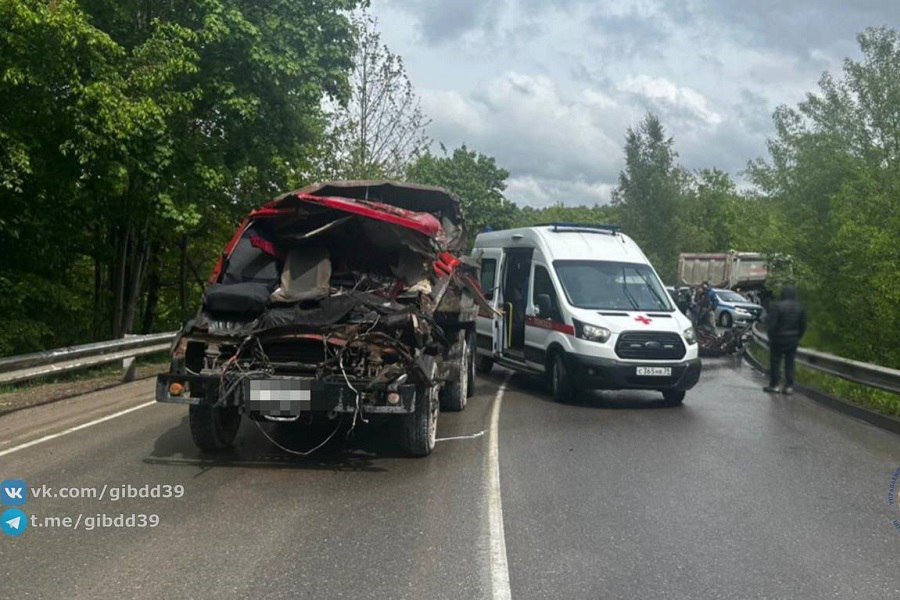 «Движение временно закрыто»: в регионе произошло второе за день ДТП с грузовиками По оперативной информации, авария случилась около 11:21 на автодороге «Калининград от Борисово — Знаменск — Озерск — Гусев — Добровольск — Неман» в районе п. Комсомольск. В результате столкновения двух грузовиков пострадал один из водителей. Движение на данном участке дороги временно закрыто, водителей призывают выбирать альтернативные маршруты. Напомним, ранее в субботу два грузовика столкнулись в Гурьевском районе, перегородив большую часть дороги в районе поселка Рыбное.