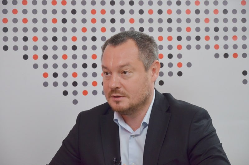 У действующего мэра Екатеринбурга Алексея Орлова появился еще один конкурент им стал глава Сысерти Дмитрий Нисковских Как рассказал Уралити первый замруководителя аппарата губернатора Вадим Дубичев общее собрание Ассоциации Совет муниципальных образований Свердловской области единогласно решило выдвинуть обе эти кандидатуры на пост главы Екатеринбурга Собрание прошло во время форума Города России Ранее свою кандидатуру уже выдвинул действующий мэр Орлов от Единой России а также представитель Новых людей Ирина Виноградова В итоге все кандидатуры прошедшие отбор губернатор внесет на рассмотрение депутатов Екатеринбургской гордумы Интересно что Нисковских как и Орлов является членом Единой России Уралити