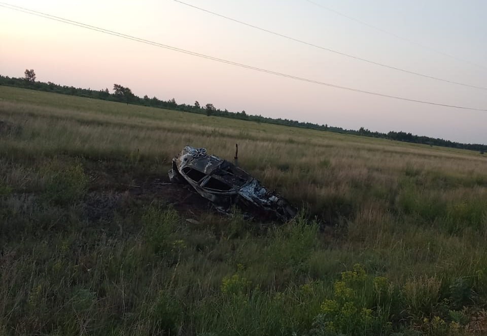 Сегодня ночью в Алтайском крае произошло ДТП со смертельным исходом По предварительной информации, водитель, управляя автомобилем Лексус, допустил наезд на косулю и последующий съезд с трассы. Произошло опрокидывание и возгорание транспортного средства. В результате ДТП водитель и один пассажир скончались на месте, еще один пассажир умер по пути в медучреждение. Автомобиль сгорел полностью. В рамках проверки сотрудники Госавтоинспекции устанавливают все причины и обстоятельства ДТП. Прокурор Алтайского края также поставил на контроль установление обстоятельств гибели трех граждан в городе Славгороде и принятие процессуального решения. При наличии оснований будут приняты меры прокурорского реагирования.