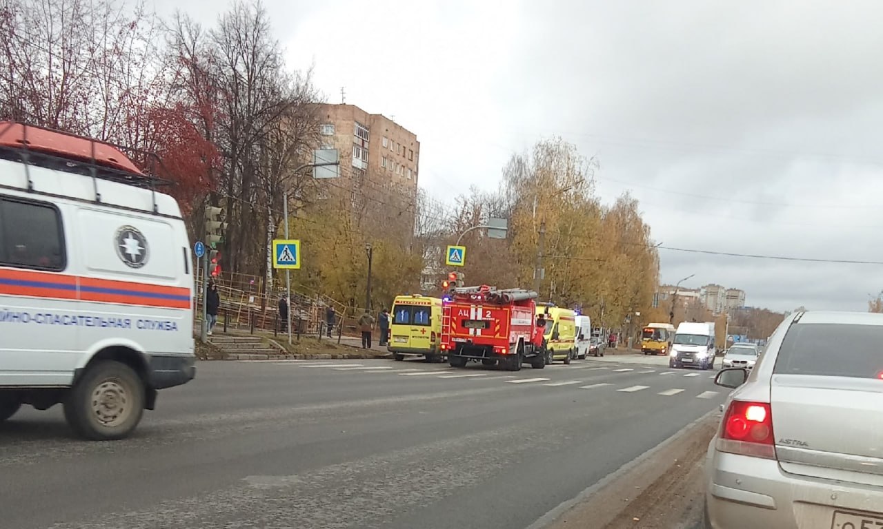 Очевидцы на пешеходном переходе на Удмуртской в Ижевске сбили пять пешеходов включая троих детей 19 октября в Ижевске возле остановки Радиозавод произошло дорожно транспортное происшествие в результате которого пять человек в том числе трое детей получили травмы различной степени тяжести Пострадавшим бригадами СМП оказана необходимая медицинская помощь один взрослый госпитализирован несовершеннолетние находятся под амбулаторным наблюдением сообщил минздрав Удмуртии Официальной информации от Госавтоинспекции пока нет Фото Злой ижевчанин Подписаться на Udm info