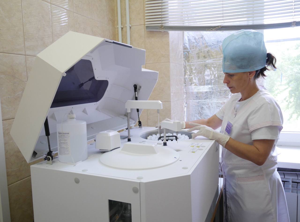 В отчете перед Государственной Думой премьер министр Михаил Мишустин напомнил о развитии здравоохранения Продолжается модернизация первичного звена здравоохранения Свыше 3 тыс объектов были построены или отремонтированы прежде всего в сельской местности и малых городах В учреждения первички за прошлый год поступили десятки тысяч единиц оборудования Совершенствуется система охраны детского и материнского здоровья расширяется сеть женских консультаций 75 перинатальных центров оснастили высокотехнологичным оборудованием В медицину внедряются современные решения Практически 1 5 млн пациентов с болезнями системы кровообращения сахарным диабетом и другими хроническими заболеваниями обеспечены устройствами дистанционного мониторинга здоровья