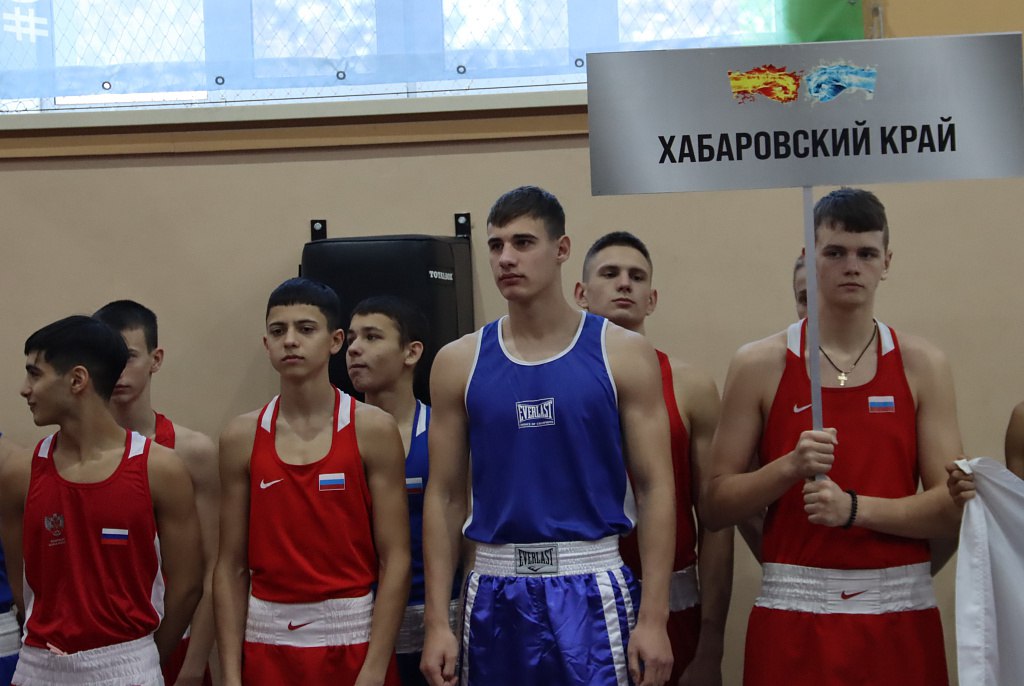 В Хабаровске стартовал Кубок мэра по боксу Мэр Хабаровска Сергей Кравчук открыл Всероссийский турнир по боксу на Кубок мэра Состязания проходят в культурно спортивном комплексе Арсеналец и собрали 186 спортсменов из 25 регионов страны Глава города поприветствовал участников и вручил Благодарственное письмо боксёру сборной России и победителю первенства Европы Алексею Гукову Для нас честь принимать турнир такого уровня Победители смогут получить звание мастера спорта России Хабаровск давно удерживает сильные позиции в боксе на Дальнем Востоке и мы продолжим развивать спорт высших достижений отметил мэр и председатель Федерации бокса Хабаровского края Сергей Кравчук Он поблагодарил бойцов и тренеров за участие отдельно выразил признательность Федерации бокса ДФО и губернатору края Дмитрию Демешину за поддержку спорта Кравчук добавил что бокс это не только сила и воля к победе но и школа дисциплины уважения и товарищества Все желающие могут посетить поединки Кубка мэра до 7 декабря в Арсенальце Вход свободный Подписывайтесь на Amur Inside