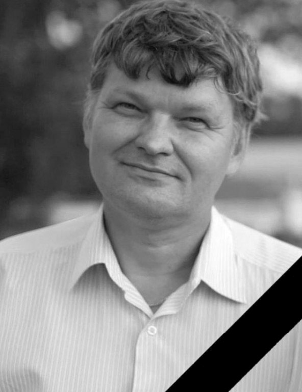 Директор школы 20 Ижевска Александр Кудрявцев погиб на СВО Стало известно о гибели в зоне проведения СВО директора школы 20 Ижевска Александр Кудрявцева Эту информацию подтвердил Udm info один из преподавателей учебного заведения В 2023 году Александр Кудрявцев подал документы в военкомат и стал участником спецоперации Весной 2025 года он пропал без вести О гибели героя объявили лишь недавно Родным назвали дату смерти 2 марта 2025 года   Александр Сергеевич был для нашей школы больше чем просто директор он стал её душой и сердцем За годы своей работы он сумел завоевать уважение и любовь каждого ученика учителя и родителя Его удивительная способность находить общий язык и поддерживать теплом и вниманием всех кому дорога наша школа стала символом мудрости и человечности Его вклад в развитие образовательной организации невозможно переоценить говорится в некрологе на странице учебного заведения в соцсети ВКонтакте О гибели директора школы 20 скорбят родные близкие педагоги родители и ученики Редакция Udm info присоединяется к соболезнованиям Прощание с Александром Кудрявцевым состоится 25 декабря в 13 00 в соборе Александра Невского в Ижевске