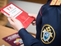 В Омске вынесен приговор по уголовному делу о получении взятки  На основании собранных следственным управлением СК России по Омской области доказательств судом вынесен приговор бывшему начальнику отдела строительства и эксплуатации ОАО «Омский аэропорт» по п. «в» ч. 5, ч. 6 ст. 290  получение должностным лицом взятки за незаконные действия  бездействие , совершенное в крупном и особо крупном размере .  По данным следствия, в декабре 2023 года начальник службы строительства и эксплуатации аэропорта с целью материального обогащения получил от предпринимателя 600 тысяч рублей – первую часть от ранее оговоренной суммы взятки в размере 2,3 миллиона рублей за содействие в заключении договора об оказании клининговых услуг ОАО «Омский аэропорт».   Кроме того, он получил от другого предпринимателя в виде взятки 800 тысяч рублей за оказание помощи при подготовке конкурсной документации, заключении договора, беспрепятственной приемке и оплате выполненных работ по установке оборудования в здании аэропорта.  По инициативе следствия обвиняемому была избрана мера пресечения в виде заключения под стражу, также наложен арест на движимое и недвижимое имущество обвиняемого  автомобили, снегоход, оружие, квартиры  на общую сумму 9,3 миллионов рублей.   Приговором суда подсудимому назначено наказание в виде 4 лет лишения свободы в колонии строгого режима, со штрафом в размере более миллиона рублей.