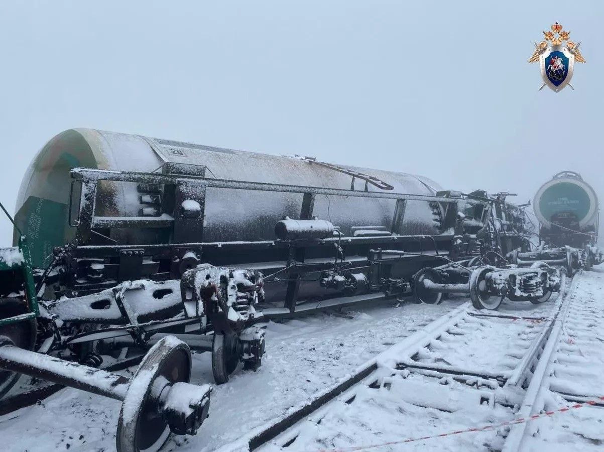 В Оренбургской области недалеко от станции Тюльпан сошли с рельсов три цистерны с пропан бутаном Опасных последствий удалось избежать Из трёх цистерн две опрокинулись однако движение поездов на станции не было нарушено сообщили в межрегиональном следственном управлении на транспорте Подписаться на PRO transport