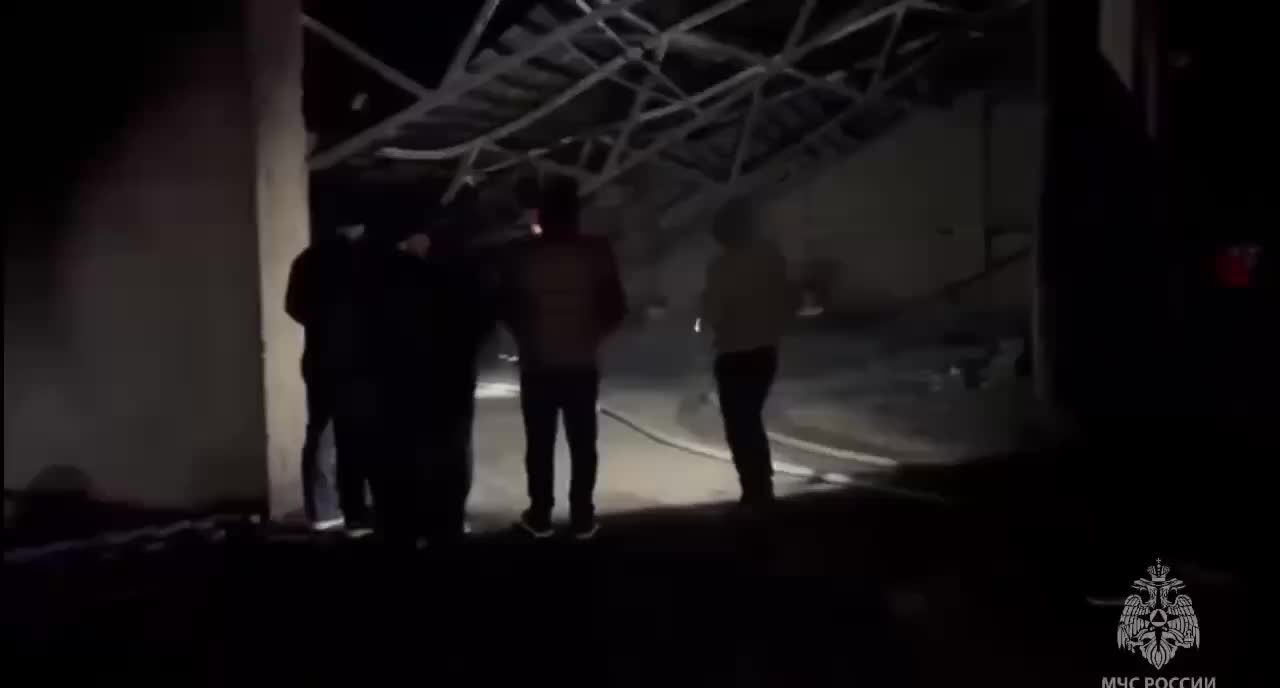 Пожар в Агачауле: ангар выгорел, дом пострадал