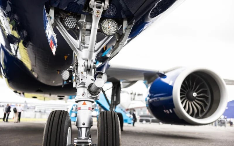 Safran строит завод шасси в Марокко для Airbus Французский гигант Safran анонсировал строительство нового предприятия в Касабланке стоимостью 332 миллиона долларов Завод площадью 26 тысяч квадратных метров займется производством компонентов шасси и гидравлических систем для самых массовых самолетов семейства A320 чтобы поддержать стремительный рост темпов сборки Airbus Площадка начнет работу в 2029 году и будет полностью обеспечиваться зеленой электроэнергией Это уже вторая крупная инвестиция Safran в страну за последние полгода так как в октябре 2025 года компания объявила о создании центра по сборке и обслуживанию двигателей LEAP там же в Касабланке Выбор Марокко не случаен ведь европейские производители все активнее переносят сложные технологические процессы в Северную Африку Страна предлагает не просто дешевую рабочую силу а квалифицированные кадры и готовую экосистему позволяя повысить устойчивость цепочек поставок без зависимости от Азии Аэротетраэдр авиация