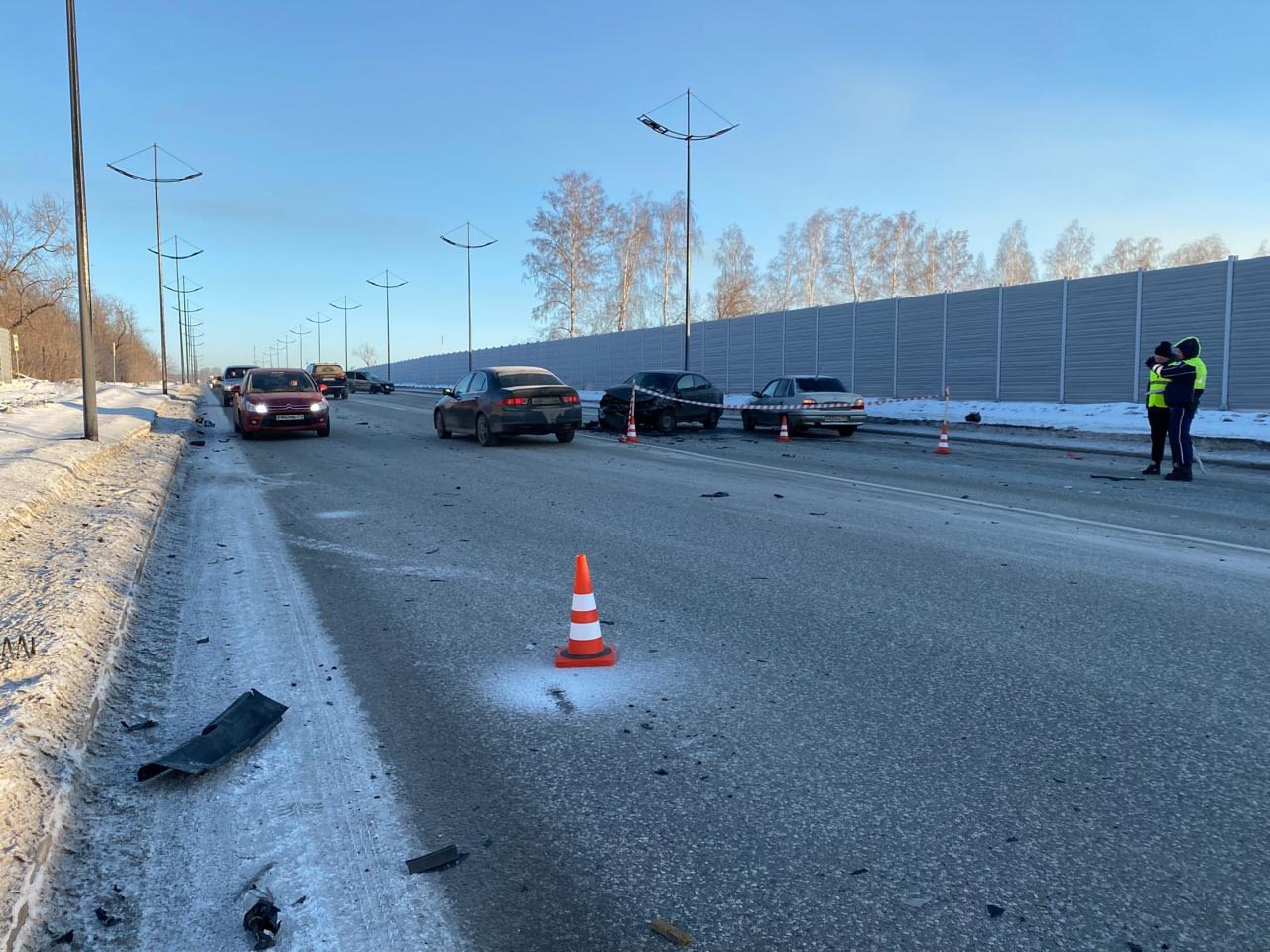 В Магнитогорске произошло массовое ДТП с пострадавшим   На улице Притяжения столкнулись четыре авто, досталось и мимо проезжавшему автомобилисту. Дело было так: 28-летняя водитель «Фольксваген Поло» при перестроении создала помеху следующему попутно автомобилю «Лада Гранта». Чтобы уйти от столкновения, водитель отечественного авто выехал на полосу встречного движения, но там врезался в другой «Фольксваген». Он удара иномарка выехала на соседнюю полосу движения и столкнулась с первым «Фольксвагеном», после чего обе машины врезались в «Дэу Нексию».   Проезжавший мимо «Ваз-2107» получил повреждение отлетевшей от одного из «Фольксвагенов» частью.   В результате пострадала 32-летняя пассажира второго «Фольксвагена». По факту аварии проводится административное расследование.    : ГАИ Магнитогорска     / Прислать новость