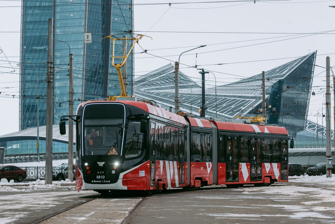 На неделе сразу две новинки петербургского Горэлектротранса начинают обслуживать пассажиров: трамвай «Поларис» и троллейбус «СИНАРА-6254»    11 февраля на маршрут №55 вышел двухкабинный трехсекционный трамвай «Поларис» Усть-Катавского вагоностроительного завода госкорпорации «Роскосмос». Трамвай рассчитан на 288 пассажиров, включая 46 мест для сидения. У "Полариса" предусмотрено по 5 дверей по левому и правому борту, чтобы сделать посадку-высадку пассажиров максимально комфортной и быстрой. Это - "умный" трамвай, оснащенный системой активной безопасности и помощи водителю. По условиям контракта ГЭТ получит 4 таких трамвая.    Также в ближайшие дни начинается пассажирская эксплуатация троллейбуса с увеличенным автономным ходом «СИНАРА-6254». Технология автономного хода позволяет эксплуатировать такие троллейбусы на адресах, где нет контактной сети. Запас автономного хода новинки - от 25 до 30 км. ТУАХ «СИНАРА-6254» будут работать на маршрутах Троллейбусного парка №3, в том числе на 12 маршруте ТУАХ. Машины рассчитаны на 85 пассажиров, включая 31 место для сидения. По условиям контракта ГЭТ получит 20 таких троллейбусов.    Обновление подвижного состава Горэлектротранса идет в рамках программы развития предприятия «Сохраняя историю, движемся в будущее». Согласно действующим контрактам в 2025 году Петербург получит также 16 ТУАХ «Транс-Альфа» и 56 классических троллейбусов «Белкоммунмаш», 34 трамвая от ПК ТС  моделей «Львенок», «Богатырь-М», «Витязь-М»  и 23 трамвая «Достоевский» АО «Уралтрансмаш».  #Горэлектротранс #ГЭТ #ВсемПоПути #Поларис #Синара