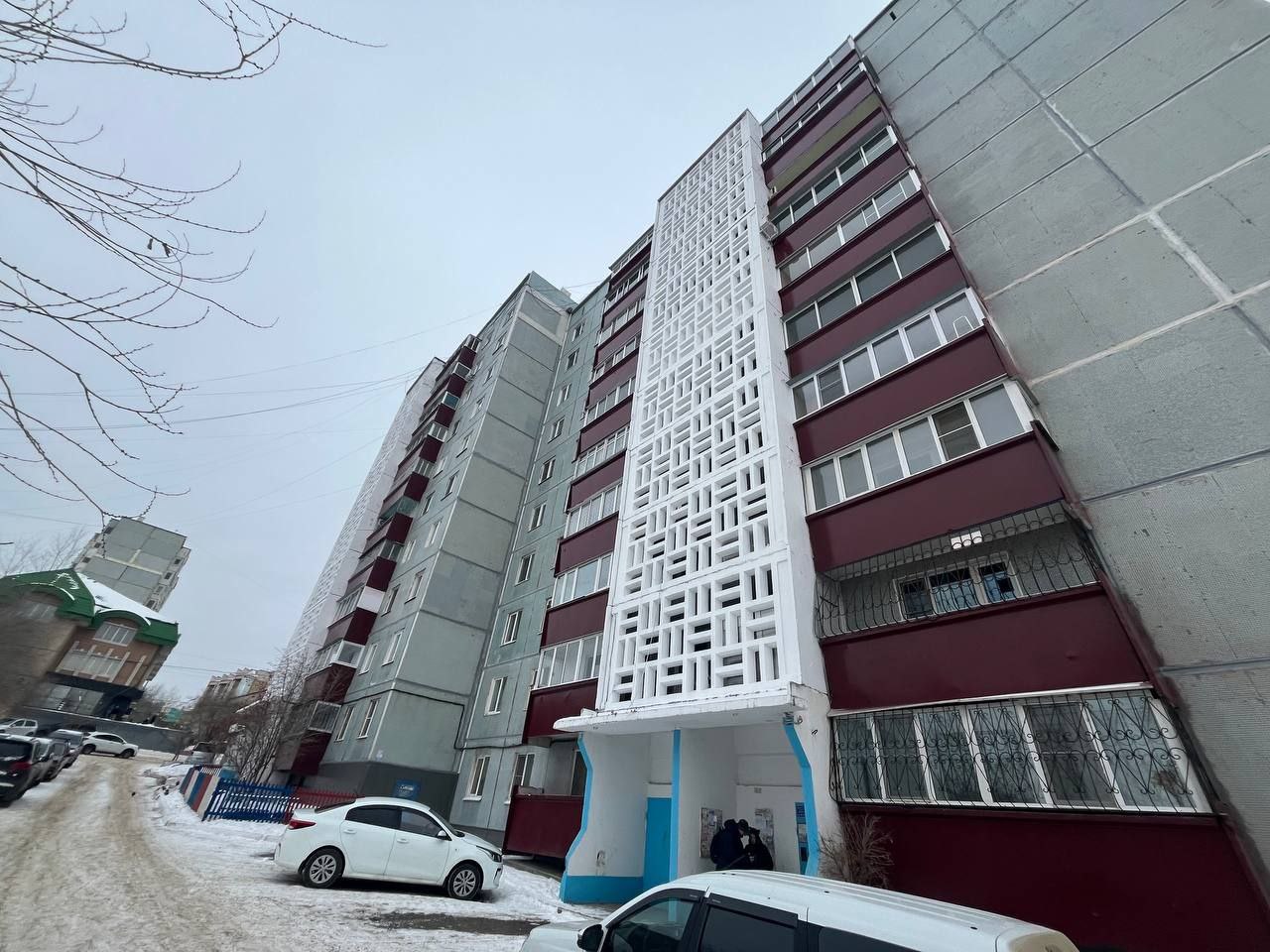 Завершился капитальный ремонт фасада многоквартирного дома в городе Чита на улице Шилова 87  Работы выполнял подрядчик ООО Забпроектстрой В ходе работ были заменены балконные блоки окна в подъездах а также покрашен цоколь и восстановлены межпанельные швы и отмостка   Работы выполнены качественно жильцы дома довольны это самое главное отметил ведущий специалист отдела капитального ремонта Алексей Ванюшин Напомним что работы выполняются в рамках краткосрочного плана капитального ремонта