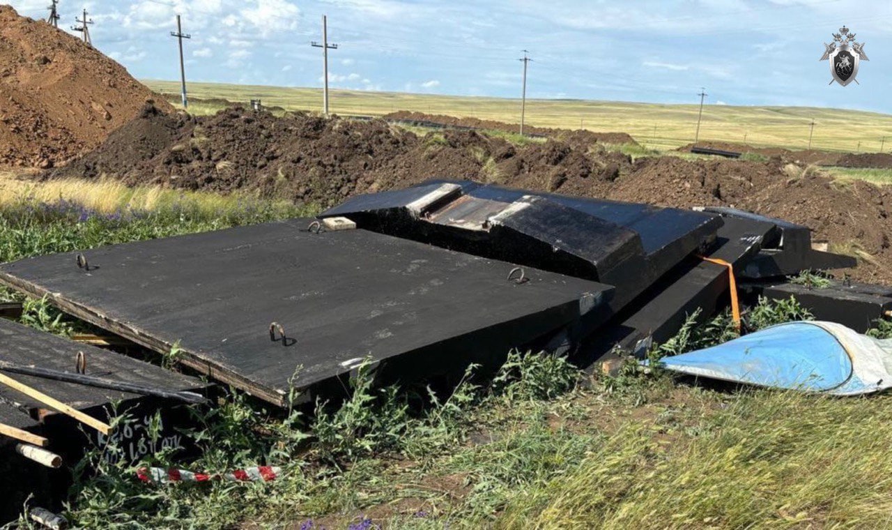 Дело о гибели рабочих передали в суд В Оренбургской области завершено расследование дела о нарушении требований охраны труда повлёкшем гибель людей Обвиняемым стал руководитель производственного участка коммерческой организации   По данным следствия он допустил к работам неподготовленных сотрудников Трагедия произошла 20 июня 2025 года возле посёлка Маштаково при строительно монтажных работах железобетонные плиты упали на двух водителей подрядной организации Оба мужчины погибли на месте Уголовное дело с обвинительным заключением направлено в суд