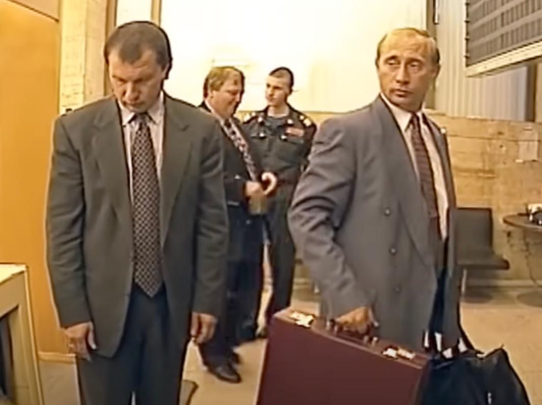Адюльтер Путина в конце 90 х стал причиной большой ссоры в его семье и окружении Однажды в конце 1990 х когда Владимир Путин уже работал в Москве ему потребовалась квартира для встречи с любовницей и Игорь Сечин который перебрался в столицу вслед за шефом предоставил ему свою Об этом журналистам Роману Баданину и Михаилу Рубину рассказал бывший близкий знакомый президента Эпизод вошел в книгу Царь собственной персоной Детали По словам собеседника журналистов после переезда в Москву Сечин получил в пользование от государства квартиру бóльшую по площади чем та которую дали Путину Примерно на четыре квадратных метра с ухмылкой вспоминает собеседник По его словам Путина это очень задело Но обида была забыта когда будущему президенту потребовалось где то уединиться с женщиной В итоге Путин и любовница встретились в отсутствие хозяев в квартире Сечина Сначала казалось что все случилось втайне Но потом первая супруга Сечина Марина уличила мужа в том что в доме была другая женщина Сечин хоть и был как Путин офицером разведчиком допроса не выдержал и сдал своего начальника иронизируют журналисты Марина Сечина рассказала все жене Путина Людмиле это привело к ссоре в семье президента но дальнейшее развитие событий источник не знает Имени любовницы собеседник журналистов не назвал но как они уточняют есть основания полагать что женщиной в квартире Сечина была будущая мать внебрачной дочери президента Светлана Кривоногих которая в то время регулярно летала в Москву к своему высокопоставленному бойфренду подробнее о ней смотрите здесь Контекст Верный оруженосец президента Сечин в итоге не был наказан за болтливость Он сделал карьеру личного секретаря президента куратора энергетики и главы крупнейшей нефтяной госкомпании в России Узнать больше Интервью с Романом Баданиным в котором он говорит том числе о книге смотрите в YouTube канале Юрия Дудя Купить книгу можно здесь Подпишитесь на Агентство