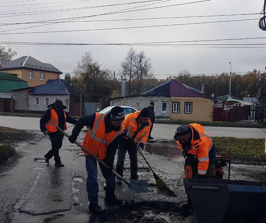 Дорожные службы восстанавливают городскую инфраструктуру.   Сегодня в районе улицы Интернациональной ведутся подготовительные работы под ямочный ремонт. Он будет проведен горячим асфальтом. Покрытие съезда с основной дороги пришло в негодность, для снижения аварийности в зимний период принято решение отремонтировать этот участок.   Еще на нескольких таких участках также проведен ямочный ремонт. После объезда дорожных служб и беседы с жителями, решено было провести ямочный ремонт на улице 1-й Офицерской между ул. Красный Октябрь и Южным переулком. Ямочный ремонт выполнен и на улице Масловка, пересечении улиц Верхней Луговой и примыкающих стыков к ней.   Также сегодня ведется ремонт пешеходного моста соединяющего улицы Сушковскую и Курбатовскую. Специалисты обновляют старые деревянные доски, что позволит обеспечить безопасность движения. Отремонтирован и пешеходный лестничный спуск в Первомайском парке. Всего отремонтировано 24 лестницы.  #НовостиКурска