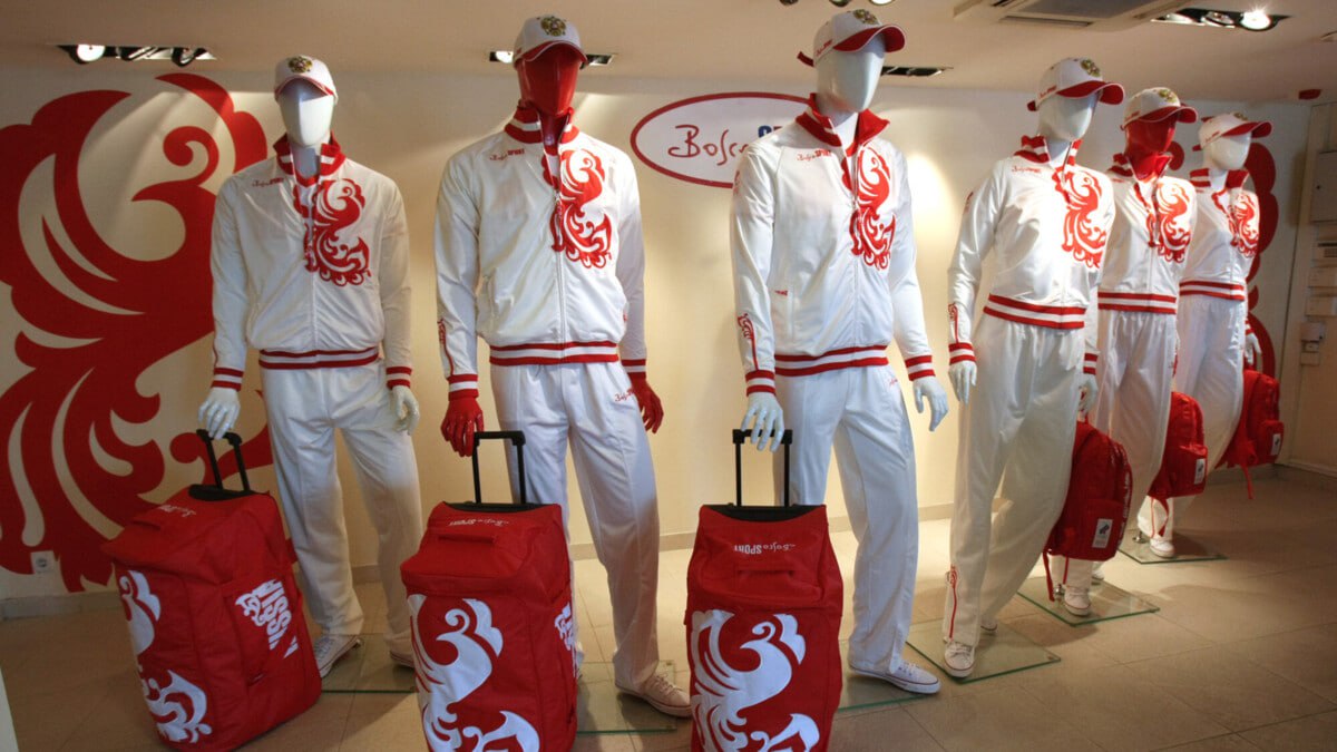 Дегтярёв заявил что Боско вновь будет производить форму для сборной России Мы выбрали нового единого поставщика формы для национальной и олимпийской сборной По инициативе наших спортсменов которые активно высказывались на этот счет им будет компания Боско Ее коллекцию уже оценил президент России Владимир Путин в Самаре во время форума Соглашение будет подписано в ближайшее время Также министр спорта и глава ОКР рассказал что Мишка стал новым единым талисманом олимпийской команды России Разработали новый единый талисман олимпийской команды России он создан на основе одного из самых узнаваемых спортивных маскотов в истории мирового спорта официального талисмана Олимпиады 1980 года В настоящий момент Мишка проходит регистрацию в качестве товарного знака в Федеральной службе по интеллектуальной собственности Он заменит синего медведя который неизвестно откуда взялся У нас будет нормальный мишка Сегодня в Москве проходит Олимпийское собрание ОКР news matchtv РИА Новости Владимир Федоренко