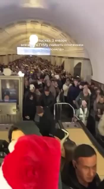 Рекордный наплыв туристов в Москве вызывает очереди в метро