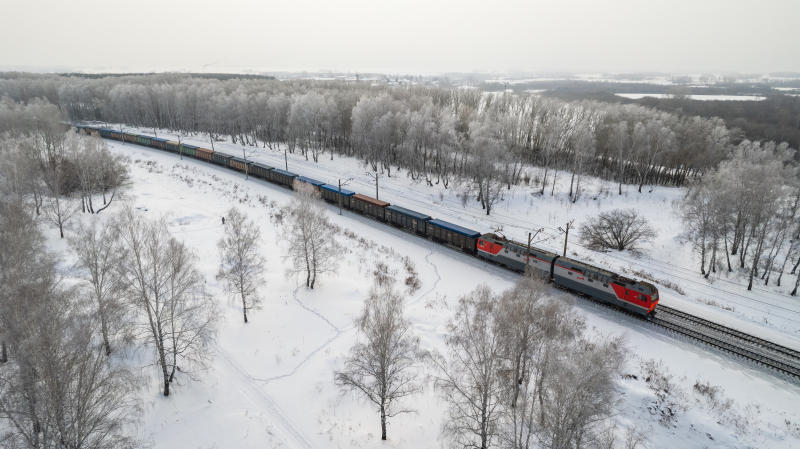 Год начинается с роста  Во всех видах сообщения, включая экспорт, импорт и транзит, за первый месяц года перевезли 682,3 млн контейнеров ДФЭ. Это на 9,8% больше, чем за аналогичный период прошлого года.  Лидеры по объёмам:    химикаты и сода – 72 тыс. ДФЭ   химические и минеральные удобрения – 44 тыс. ДФЭ   лесные грузы – 42,4 тыс. ДФЭ  Лидеры по динамике:  ↗  продукты перемола – рост в 1,5 раза ↗  автомобили и комплектующие – рост на 30% ↗  цветные металлы – рост на 30%  Всего в контейнерах перевезли более 7 млн тонн различных товаров  +10% .