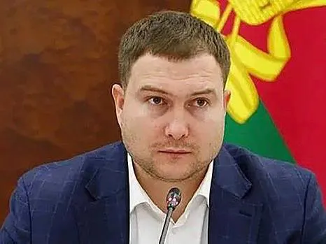 Экс вице губернатор Нестеренко останется под домашним арестом до ноября 2026 года Первое заседание по его делу состоялось сегодня в Ленинском райсуде Напомним чиновника задержали 22 мая 2025 года за превышение полномочий По версии следствия в 2023 2024 годах работая в ГКУ Главное управление строительства Кубани Нестеренко подписал акты приемки капремонта школы 3 в Геническе Херсонская область при наличии серьезных недоделок Хотя цена контракта составляла порядка 300 млн рублей подрядчик не выполнил обязательства в полном объеме что причинило бюджету ущерб в десятки миллионов рублей НАШ МАХ       ПОДПИСАТЬСЯ Наш МАХ       НАШИ НОВОСТИ ВКонтакте НАШИ НОВОСТИ ПОДПИСАТЬСЯ