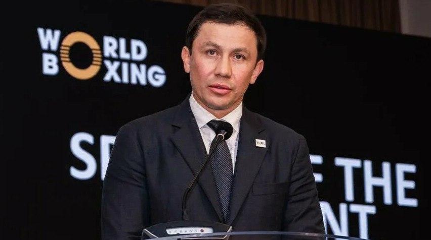 Геннадий Головкин стал президентом World Boxing Геннадий Головкин стал первым казахстанцем возглавившим международную федерацию по олимпийскому виду спорта передает ArbatMedia Президент Казахстана Касым Жомарт Токаев направил поздравление Геннадию Головкину по случаю его избрания на пост главы Международной федерации World Boxing Он отметил что это событие стало признанием спортивных достижений Головкина и важной вехой для страны Выборы нового руководителя прошли 23 ноября Из девяти кандидатов только Головкин прошёл отбор независимой комиссии в связи с чем Конгресс утвердил его кандидатуру без проведения голосования Организация World Boxing была учреждена в 2023 году после того как Международная ассоциация бокса IBA лишилась признания из за череды скандалов В начале 2025 года федерация получила временное признание Международного олимпийского комитета и теперь отвечает за развитие олимпийского бокса по всему миру Прислать новость