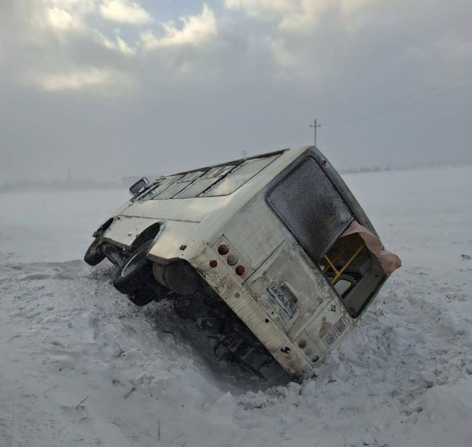 Один человек погиб, четверо пострадали в аварии с автобусом под Прокопьевском  Частный автобус вёз 23 пассажира по трассе «Прокопьевск – Ясная Поляна», вылетел с дороги и опрокинулся. Об этом сообщили в полиции Кузбасса.  61-летняя пассажирка погибла на месте. Еще четыре человека пострадали.   Известно, что автобус ехал после похорон.  Подписаться  Прислать новость  Помочь бустами