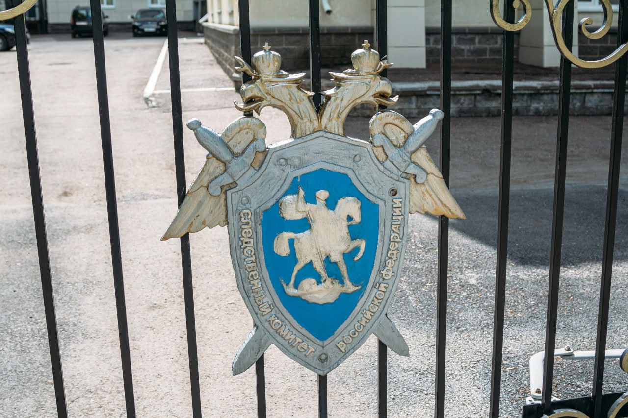 В Башкирии девушка сорвалась с зиплайна Инцидент случился в селе Акбердино Иглинского района. Как сообщили в региональном следкоме, механизм аттракциона вышел из строя прямо во время катания 22-летней девушки. В итоге она на скорости столкнулась с металлической конструкцией и получила различные травмы. По факту произошедшего возбуждено уголовное дело по статье об оказании услуг, не отвечающих требованиям безопасности жизни ч. 1 ст. 238 УК РФ . Региональная прокуратура также проводит проверку.