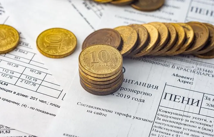 Верховный Суд опубликовал Определение от 10 марта 2026 г по делу 41 КГ25 94 К4 в котором напомнил порядок взыскания задолженности за жилищно коммунальные услуги Как отметила одна из экспертов АГ ВС обозначил что расчет размера пеней должен осуществляться исходя из того какая ключевая ставка действовала в каждый конкретный период нарушения обязательства должником Другой заметил что Суд отправил дело на новое рассмотрение фактически потребовав от первой инстанции проверить экономику долга тарифы объемы правильность зачета платежей Подробнее читайте на сайте АГ