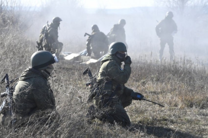 В Ростовской области участнику СВО выплатили компенсацию за ранение лишь после вмешательства прокуратуры  Мужчина получил ранение во время выполнения боевого задания, однако региональное министерство труда и социального развития отказало ему в выплате из-за отсутствия постоянной регистрации в Ростовской области на момент ранения.  В защиту его прав прокуратура обратилась в суд, который удовлетворил исковое заявление, установив факт постоянного проживания мужчины в регионе.  После вмешательства надзорного ведомства участнику СВО была выплачена единовременная компенсация в размере 600 тысяч рублей.   Работа  Авто    Глэмпинг