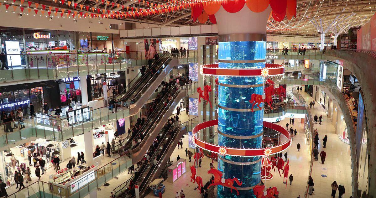 Очередная теплая зима в центральной части России не радует фешен ритейлеров начиная с середины осени в офлайн магазинах сокращаются розничные продажи зимней одежды Так объемы реализации в рознице пальто снизились на 9 год к году курток на 8 шапок на 5 У маркетплейсов напротив наблюдается рост что по мнению традиционных ритейлеров связано с многочисленными скидками и промоакциями онлайн платформ С приближением новогодних праздников и появлением устойчивого снежного покрова на большей части страны отложенный спрос будет реализован и в декабре стоит ожидать более высоких показателей продаж считают аналитики jkinvest news jkinvest