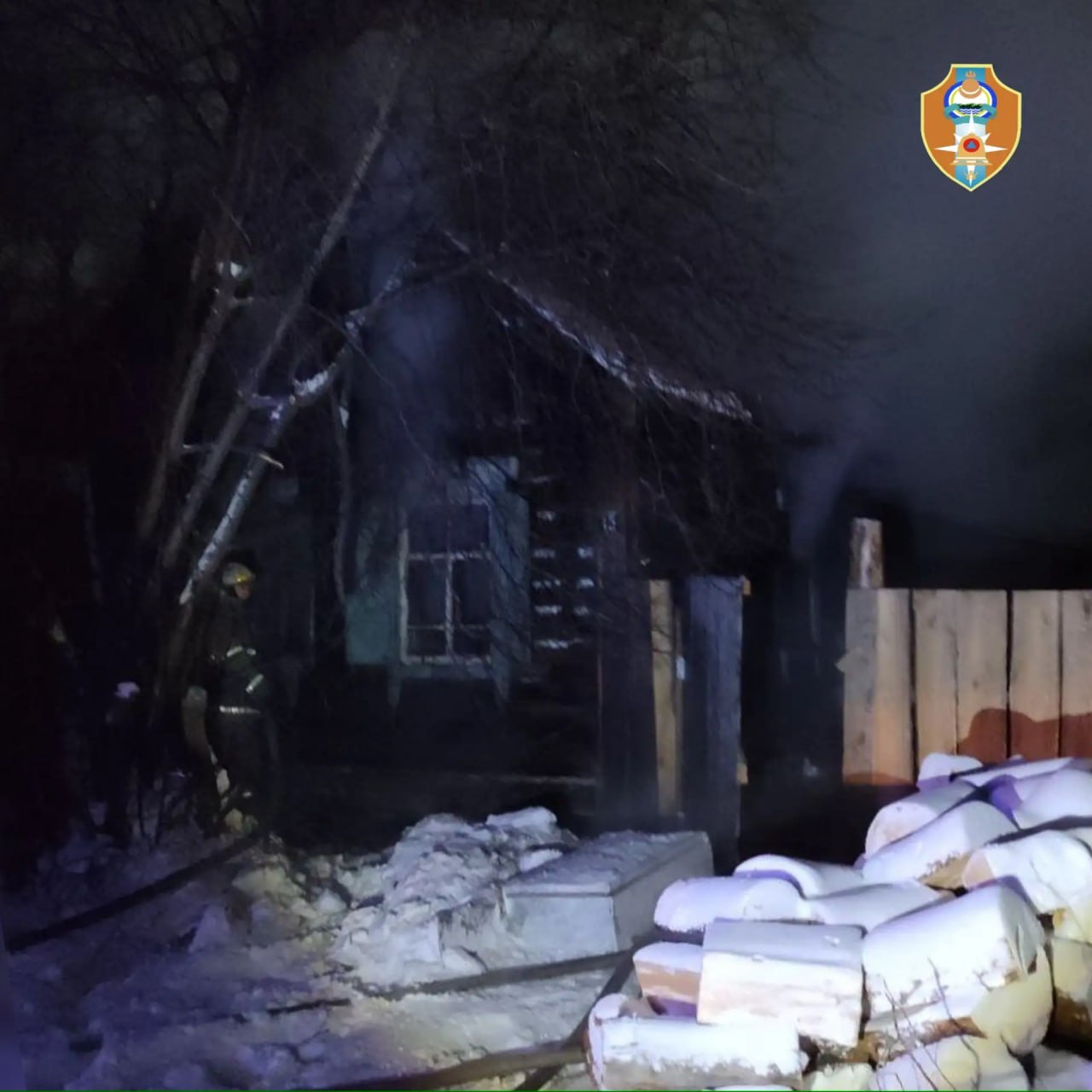 Женщина погибла на пожаре в селе Усть Баргузин Жилой дом вспыхнул накануне ночью До прибытия пожарных из него самостоятельно эвакуировался 67 летний мужчина который получил ожоги первой степени головы и правой руки Во время тушения в спальне огнеборцы обнаружили тело женщины 68 летней пенсионерки По данным республиканского агентства ГО и ЧС возгорание повредило стены и крышу на 30 кв м Причины трагедии устанавливают на месте работает дознаватель МЧС   Канал Ариг Ус в MAX