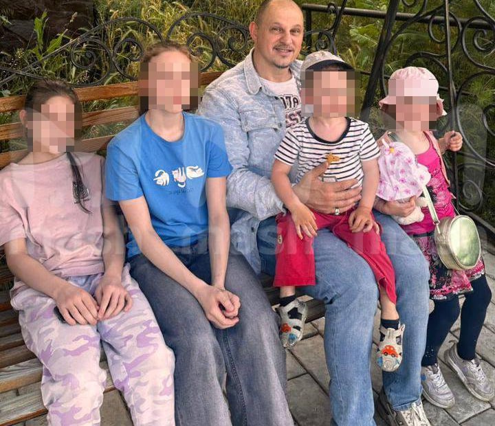 В Кыргызстане задержан «смотрящий за славянами», связанный с ОПГ Камчы Кольбаева 50-летний Дмитрий Овчинников подозревается в связях с организованной преступной группировкой Кольбаева. Ранее он получил российское гражданство, работал охранником, риелтором и управляющим в клинике, сейчас живет в КР с женой и четырьмя детьми. Связь с ОПГ Кольбаева установили из-за присутствия фигуранта на свадьбе сына криминального авторитета. По версии следствия, он отвечал за координацию русскоязычных заключенных, а также контроль их в северных регионах КР. В блатных кругах задержанный имеет прозвище «Димон». Как передают закрытые источники, 3 июня в камеру к Д.О. вошли неизвестные в масках и применили электрошокер, требуя признания вины, а 9 июня он передал адвокату записку с описанием пыток. Правоохранительные органы Кыргызстана пока не комментируют задержание и возможные нарушения в СИЗО. ℹ Ранее ГКНБ провел серию задержаний бывших членов ОПГ «Коли Киргиза», в их числе и брат Кольбаева. Уже добрались и до ближайшего окружения, а сколько их ещё, неизвестно. Известно лишь то, что силовикам предстоит огромная работа... #Кыргызстан