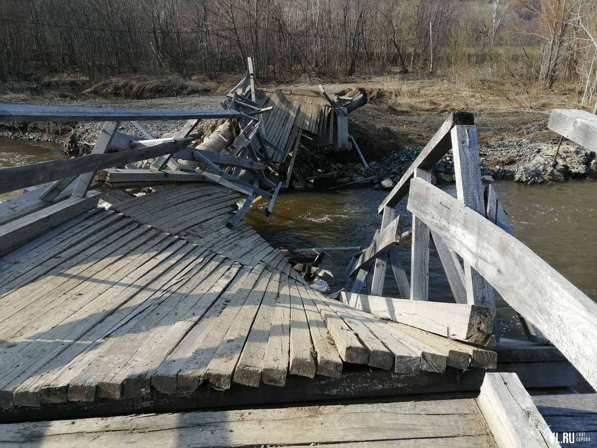 Мост в никуда: в Приморье фермер заплатил 2 миллиона за смерть на своей переправе  В Приморье фермер выплатил 2 млн рублей матери одной из погибших в трагедии на реке Арсеньевке: в 2021 году его самовольно построенный деревянный мост не выдержал Lexus 570, в котором ехала компания из шести человек. Машина рухнула в воду — трое утонули. Позже суд приговорил мужчину к двум годам в колонии-поселении за причинение смерти по неосторожности. Выплату компенсации он провёл только после ареста автомобиля и блокировки сделок с землёй. Мост вёл к его КФХ и сдаваемым в аренду домикам. Молодёжь приехала туда отдыхать.     / Реклама