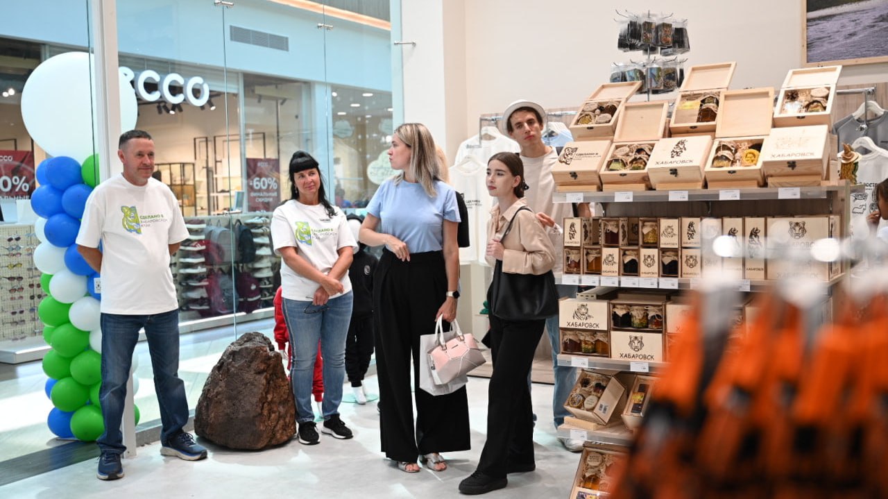 На набережной откроют магазин Сделано в Хабаровском крае Открытие магазина запланировано в досуговом центре под лестницей ведущей на набережную с Комсомольской площади До конца декабря пройдут торги по сдаче площадей в аренду под торговую точку Там хабаровчане и туристы смогут приобретать местные товары от сувениров до одежды Прочитать статью полностью А вы посещаете магазин Сделано в Хабаровском крае Что вам нравится в этой концепции а что требует доработки И в каких еще районах города нужны такие торговые точки Пишите свое мнение в комментариях Подписаться на DVHAB   Написать в DVHAB