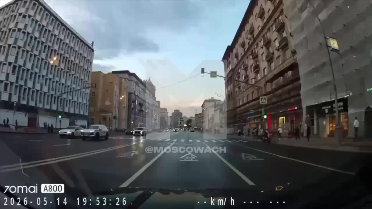 Автомобиль сбил пешеходов на остановке в Москве