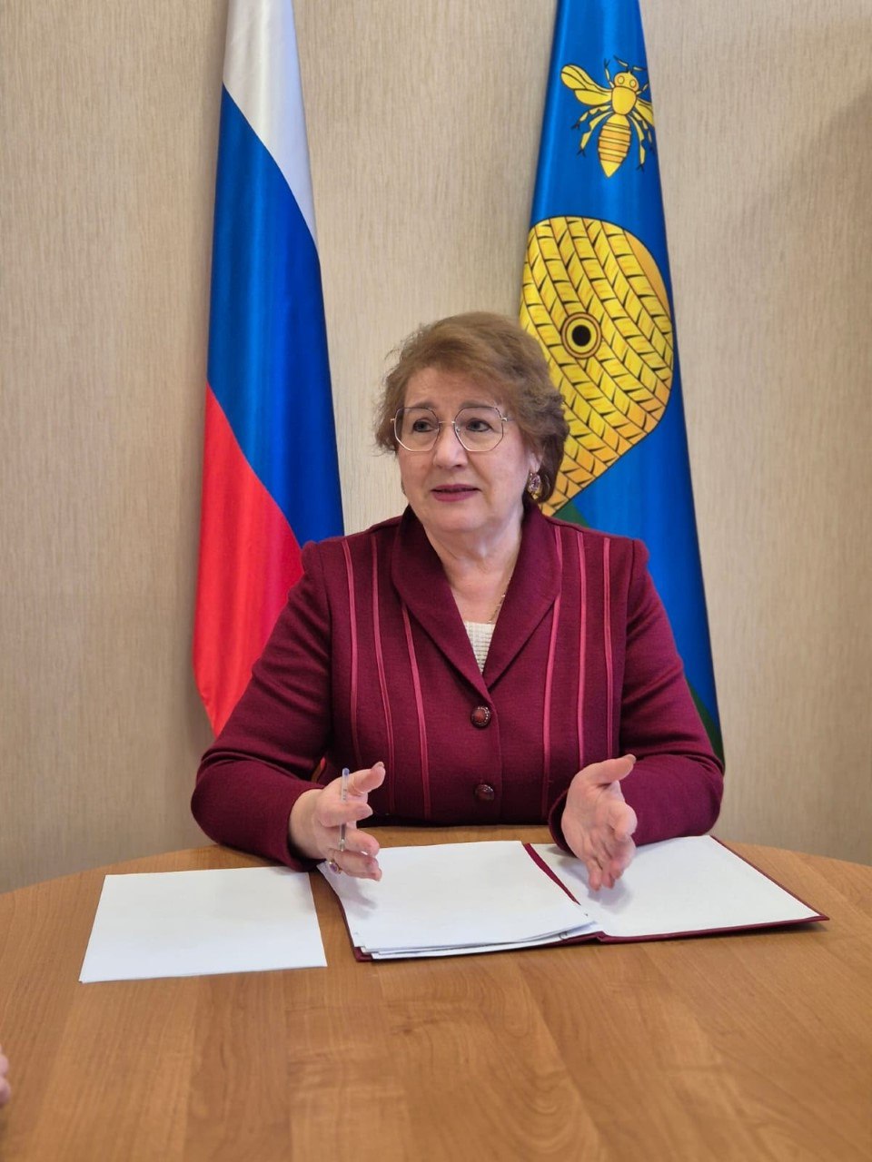 Депутат Тамбовской областной Думы от ПАРТИИ РОДИНА Любовь Шанина Сегодня приняла участие в работе круглого стола на тему Интернет мессенджеры и игры как поле информационной войны против детей система защиты и регулирования который провела председатель Комитета ГД по развитию гражданского общества вопросам общественных и религиозных объединений Яна Лантратова в режиме видеоконференцсвязи В ходе круглого стола выступили 25 человек которые отметили актуальные вызовы и масштабы деструктивного воздействия на несовершеннолетних в цифровой среде вносили предложения по противодействию вовлечению несовершеннолетних в противоправную деятельность через интернет мошенничество А также вносили предложения и о роли институтов гражданского общества и бизнеса в построении комплексной системы защиты о межведомственном взаимодействии Данная тема актуальна и для нашего региона Нам необходимо проанализировать эту ситуацию и выработать свои просветительские проекты среди детей и подростков родительского сообщества Выступления участников круглого стола нацеливают всех кто работает с детьми на организацию работы таким образом чтобы у наших детей была критичность к тому что показывают в соцсетях а для этого с ними надо умело работать говорить и рассказывать о негативе который могут они получить в цифровом пространстве