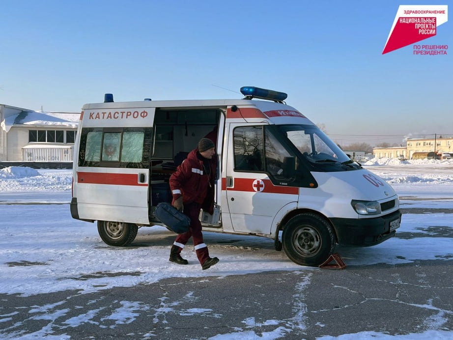 «Воздушная» скорая помощь Хабаровского края с начала года спасла более 700 человек  Санитарная авиация оказывает помощь жителям отдаленных и труднодоступных поселений края. Бригада врачей эвакуирует пострадавших на борту вертолета в центральные медицинские учреждения края для продолжения лечения. В 2024 году на эти цели было выделено 315 млн рублей из федерального и краевого бюджетов.    Развитие санавиации является одним из приоритетных направлений президентского нацпроекта «Здравоохранение».  В этом году выполнено 503 вылета, был эвакуирован 721 человек. Специалисты круглосуточно оказывают экстренную специализированную и высокотехнологичную медицинскую помощь санитарной авиацией и специальным автотранспортом хабаровского территориального центра медицины катастроф.     За прошедшую неделю экстренная медицинская помощь была оказана 23 жителям края, а также совершено 10 вылетов санитарной авиации. Для эвакуаций больных в Центре находится четыре бригады медиков.   #Нацпроекты27