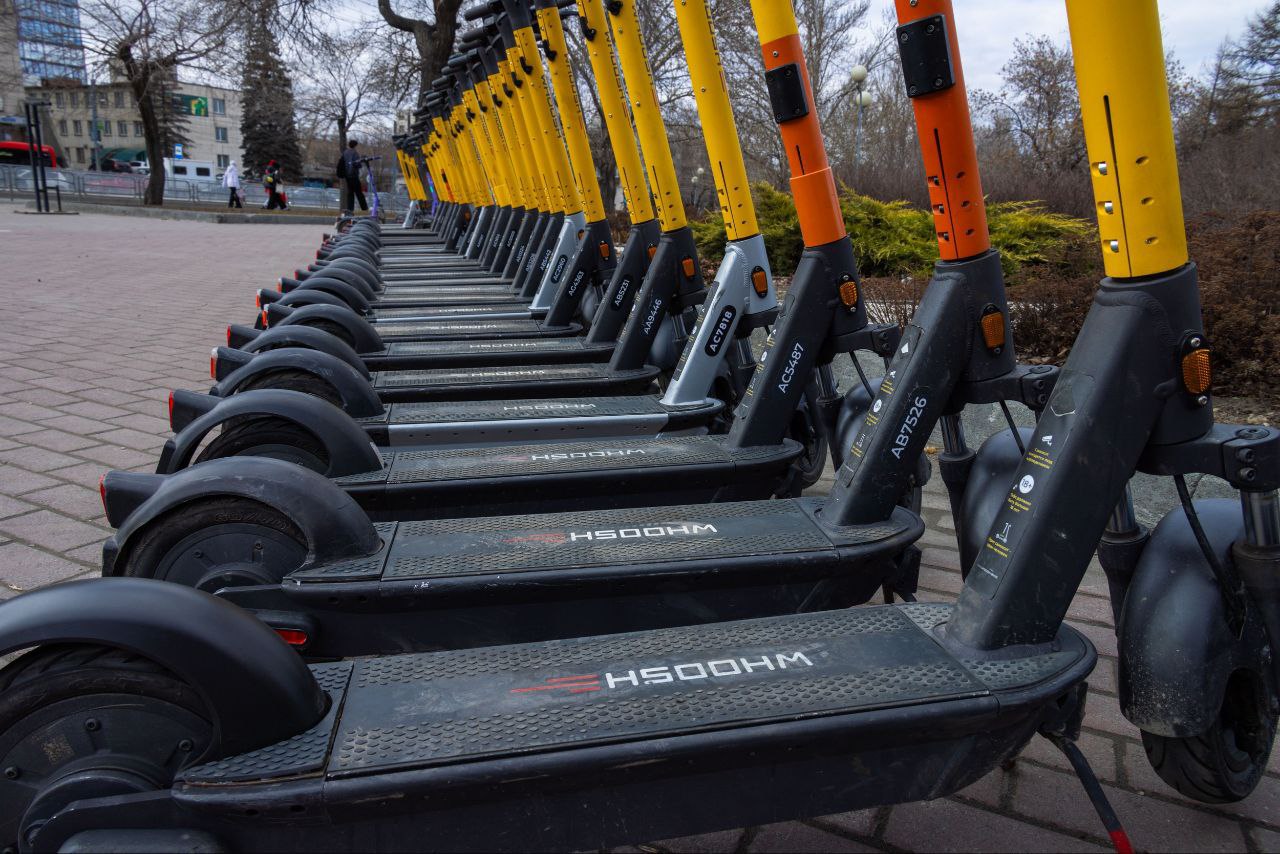 Южноуральским кикшерингам снизят размер штрафа В августе 2025 года Законодательное собрания Челябинской области в 1 первом чтении одобрило законопроект вводящий ответственности за передвижение на самокатах и других средствах индивидуальной мобильности по ряду общественных пространств Накануне комитет ЗСО по законодательству и госстроительству рассмотрел и одобрил ряд поправок внесённых в проект перед 2 чтением В разработке уточнённого текста документа принимали участие представители прокуратуры ГАИ муниципалитетов По итогу областным парламентариям предлагается во 2 чтении уточнить обстоятельство наступления ответственности Согласно новой версии она наступает при передвижении на средстве индивидуальной мобильности по территориям общего пользования предназначенным для отдыха туризма занятий физической культурой и спортом В частности к таким категориям общественных пространств относятся скверы парки городские сады набережные пляжи Зоны запрета будут устанавливать власти конкретного муниципалитета Также изменённым законопроектом предлагается снизить для кикшеринговых компаний размер штрафа и увязать его с тяжестью совершённого пользователем сервиса нарушением Муниципалитетам же в случае принятия закона нужно будет предусмотреть разумные сроки для эвакуации СИМ Вступление в силу данной поправки перенесено на 1 сентября 2026 года Планируем войти в новый сезон уже с рабочими инструментами чёткой нормативно правовой базой несоблюдение которой повлечёт ответственность для нарушителей отметил по итогам заседания глава комитета по госстроительству Анатолий Брагин Читайте нас в Телеграм в MAX в VK