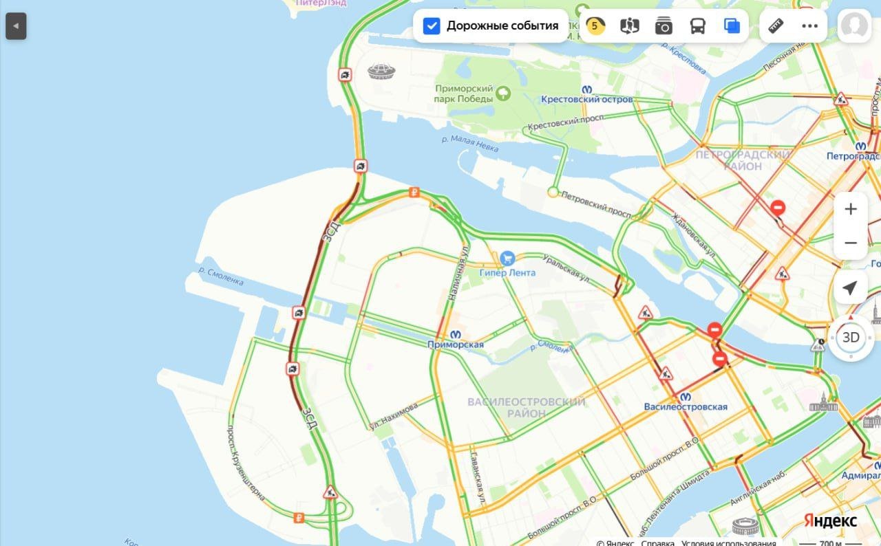 Один человек пострадал в результате массовой аварии на ЗСД на Васильевском острове – предварительные данные.  Все случилось из-за остановки авто, в которое сзади влетели несколько следующих машин, расскаали «Фонтанке» в пресс-службе ЗСД. Всему виной несоблюдение дистанции.  Дорога, по данным пресс-службы, обработана от гололеда и скользить не должна. Водителей уже предупредили о ситуации в приложении и на табло.  Сейчас пробка растянулась больше чем на три километра – на кадрах «Фонтанки» можно оценить плачевность ситуации.    Федор Данилов / «Фонтанка.ру», Яндекс.Карты