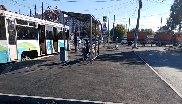 В Омске установят десятки новых остановочных павильонов В четверг, 19 июня, на комитете по вопросам транспортной инфраструктуры в горсовете Омска, планируется обсудить установку и обустройство остановочных павильонов. По данным Управления дорожного хозяйства и благоустройства, в прошлом году обустроено 50 остановок транспорта. При этом сделано 26 остановок с учетом нужд инвалидов и маломобильных групп населения. Еще 44 сооружения появились в рамках федеральной программы «Безопасные и качественные автомобильные дороги». В этом году власти собираются обустроить 44 остановки транспорта. 18 сооружений сделают удобными для инвалидов. Еще 43 павильона оборудуют по нацпроекту. Конкретных адресов, где появятся укрытия от осадков, не называется.