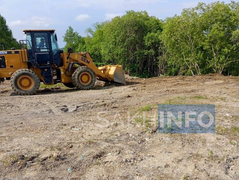 В Синегорске ликвидирована опасная свалка по иску прокуратуры  Южно-Сахалинский суд обязал администрацию города провести рекультивацию загрязнённого участка на улице Южной в селе Синегорск. Благодаря надзорным мерам природоохранной прокуратуры работы завершены.  Вывезено 13 000 м³ мусора и заражённого грунта. Завезено14 000 м³ чистой почвы для восстановления земли. Рекультивировано 3,689 га территории  Прокуратура продолжает контролировать процесс до полного устранения нарушений.