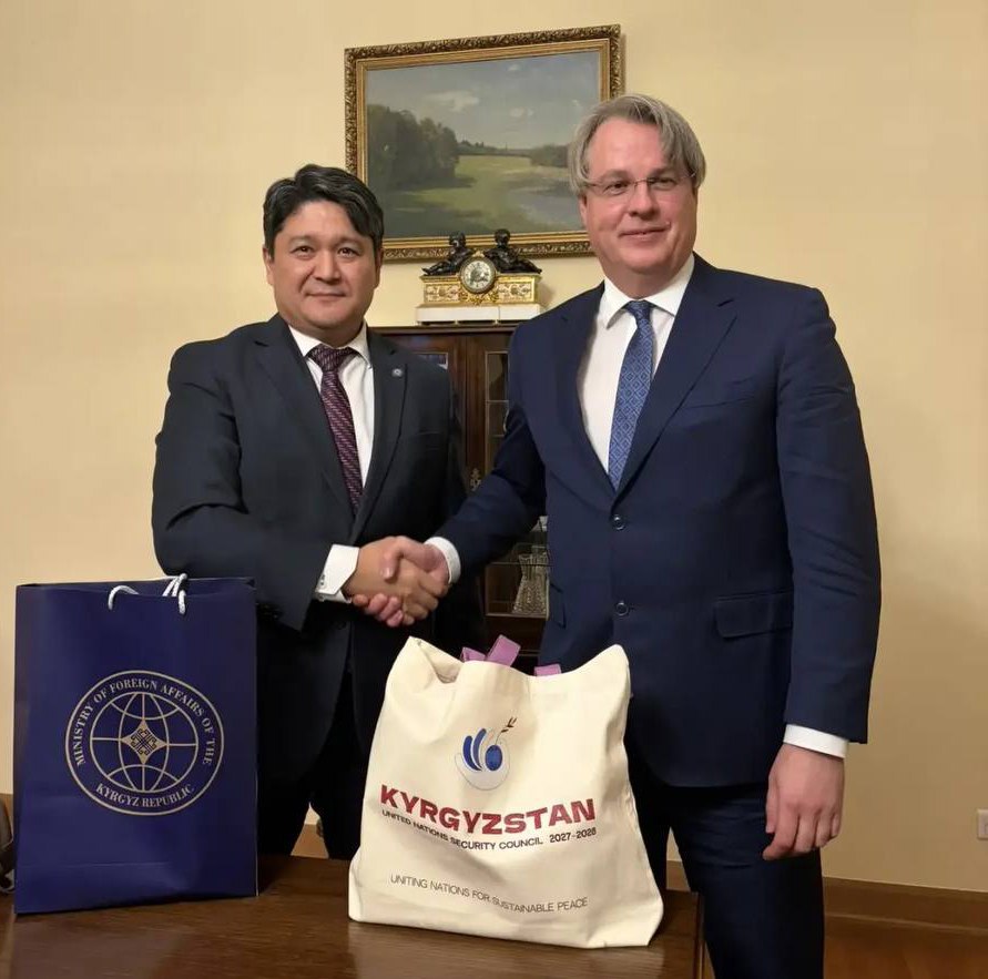 17 декабря в Москве директор Департамента международных организаций МИД России К М Логвинов провёл консультации по ооновской проблематике с директором Департамента международных организаций МИД Кыргызстана М С Мамадалиевым и директором Четвёртого Политического Департамента МИД Кыргызстана А М Токтоболотовым Состоялся доверительный обмен мнениями по широкому кругу вопросов взаимодействия государств во Всемирной организации Основное внимание уделено приоритетам России и Киргизии в ООН в т ч с учётом выдвижения кандидатуры Бишкека на место непостоянного члена Совета Безопасности на период 2027 2028 гг