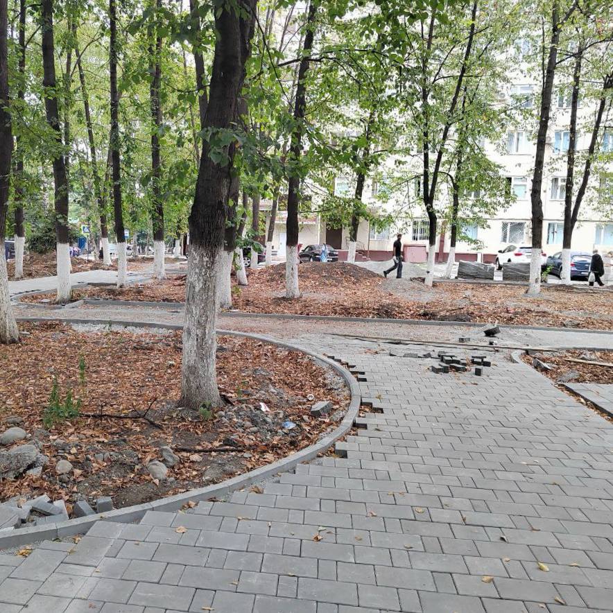 Продолжается благоустройство небольшого сквера по ул. Куйбышева рядом с поликлиникой № 1   Ремонт проходит в рамках нацпроекта «Инфраструктура для жизни». Сейчас там проводятся земляные работы. Специалисты установили бордюры и завершают укладывать брусчатку. План благоустройства предусматривает установку новых опор освещения, монтаж скамеек и урн, а также озеленение территории.    Этот сквер - социально значимое место. Из-за близости к лечебному учреждению и многоквартирным домам здесь всегда много людей. После ремонта им будет комфортно проводить время в сквере.    Завершение работ намечено на конец года.