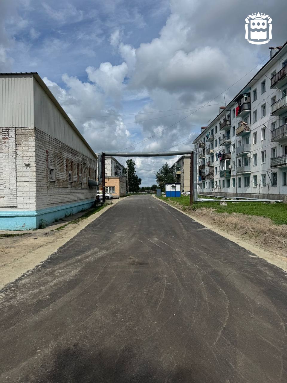 В Екатеринославке привели в порядок проезды между домами и подъезд к детской площадке Обновить дорожное полотно дворовых артерий ранее поручил губернатор Василий Орлов по время визита в военный городок Поддержка военных и их семей — одно из приоритетных направлений работы регионального правительства. Благоустройство военных городков – часть этой работы. Так, в междворовых проездах Екатеринославки подрядчик заменил грунт убрал шлак и старые плиты , выровнял основание и застелил его асфальтом. Также обновил фонари. Напомним, поручение привести в порядок проезды в короткие сроки Василий Орлов давал во время визита в Октябрьский район, когда посещал военную часть Екатеринославки.