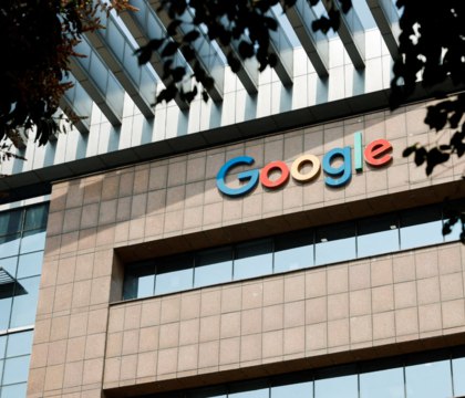 Google инвестирует 15 млрд долларов в строительство дата центра в Индии Reuters Google собирается потратить в общей сложности 85 млрд долларов на развитие инфраструктуры центров обработки данных по всему миру Одной из крупнейших инвестиций в рамках этого проекта станет индийский дата центр По данным Reuters Google вложит 15 млрд долларов в строительство ЦОД в индийском штате Андхра Прадеш