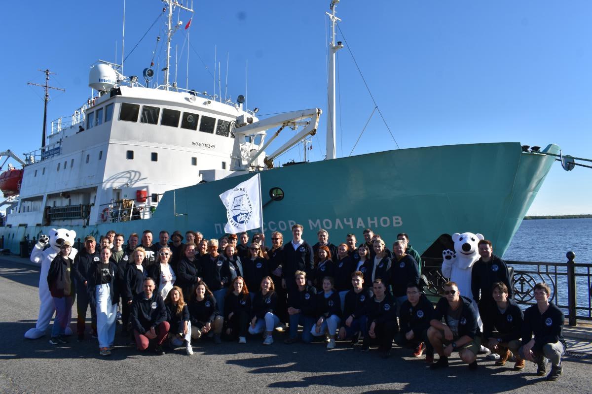 Маршрут арктической экспедиции начинается в Мурманске Впервые за всю историю Арктический плавучий университет начнет экспедицию из Мурманска С 1 по 22 июля научно исследовательское судно пройдет маршрут по Баренцеву и Карскому морям вернувшись обратно в порт отправления Новый маршрут выбирается по логистическим причинам от Мурманска ближе до районов исследований что позволит эффективнее использовать время в рейсе Проект объединяет усилия вуза и гидрометеослужбы В прошлогодней экспедиции участвовали ученые из 16 российских организаций Они провели комплексные исследования морской среды климата мерзлоты и арктической фауны Подписаться Прислать новость