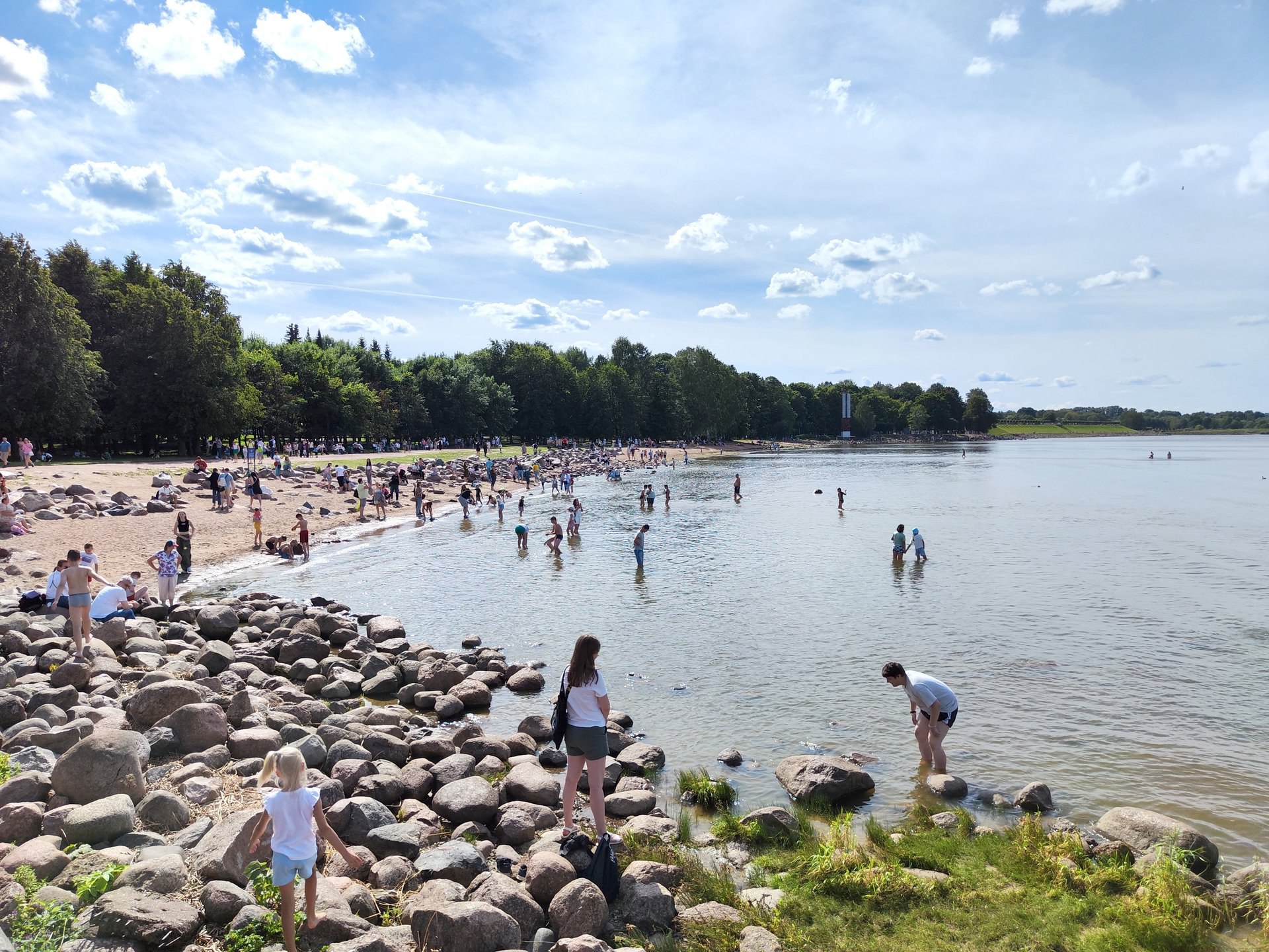 Ни один водоем в Петербурге и Ленобласти не подходит для купания  Межрегиональное управление Роспотребнадзора провело 240 проб в 9 водоемах  24 пляжа . Как показали результаты исследований, ни один пруд или озеро не пригодно для купания.  На этот случай собрали 13 открытых бассейнов в Петербурге и Ленобласти.  Фото: KELENY / Shutterstock