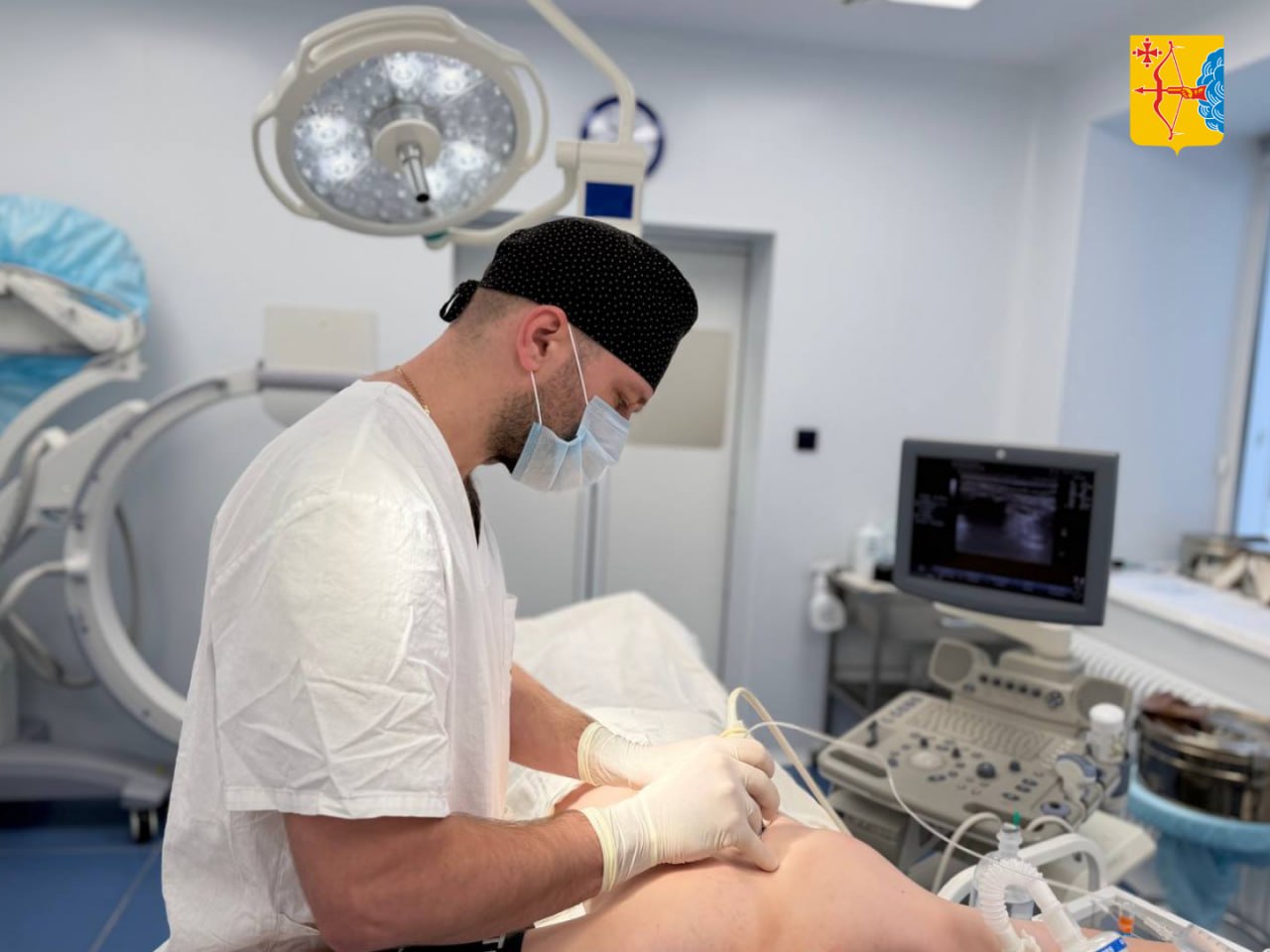 В Кировском Центре травматологии ортопедии и нейрохирургии используют современный метод обезболивания ESP блок блокаду в плоскости мышц выпрямляющих позвоночник Этот метод обезболивания специалисты Центра преимущественно используют при хирургических вмешательствах на грудной клетке у детей Недавно в центр обратился 17 летний подросток с врожденной воронкообразной деформацией грудной клетки Заболевание прогрессировало с детства поэтому врачи рекомендовали плановую операцию Во время операции грудину и рёбра пациента зафиксировали на титановой пластине которая выравнивает форму грудной клетки Перед началом вмешательства анестезиологи выполнили ESP блок под контролем УЗИ что позволило значительно снизить боль после операции Благодаря этому пациент быстро начал двигаться хорошо дышал и не нуждался в сильных обезболивающих Послеоперационный период прошел спокойно внешние дефекты устранены подросток выписан в улучшенном состоянии и проходит реабилитацию Подписывайтесь на канал Кировской области в MAX