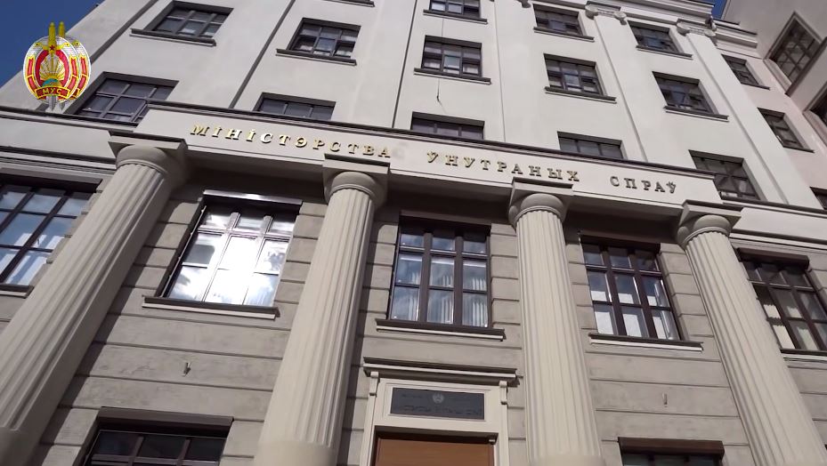 Правоохранители Беларуси и Израиля раскрыли преступную сеть торговцев людьми Раскрыть сеть продавцов живого товара удалось благодаря взаимодействию белорусских правоохранителей с коллегами из Израиля Милиционеры активно противодействуют вывозу белорусок за границу в качестве живого товара В этой сфере в том числе работают в связке с правоохранителями других стран Так в августе успешно была завершена уже третья совместная операция МВД Беларуси и полиции Израиля Была пресечена деятельность преступной группы участники которой занимались организацией сексуальной эксплуатации на территории Израиля как девушек из Беларуси так и из других постсоветских государств Речь идет почти о двух десятках пострадавших Действия участников криминальной структуры квалифицированы по статьям Уголовного закона Израиля Торговля людьми Склонение к занятию проституцией Окружным судом Тель Авива в их отношении избрана мера пресечения в виде ареста до судебного рассмотрения уголовного дела Разговоры на кухне