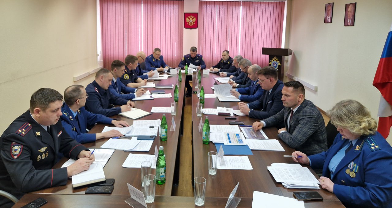Руководитель cледственного управления провел межведомственное совещание по вопросам защиты жилищных прав граждан В региональном следственном управлении СКР состоялось межведомственное совещание по вопросам эффективности работы по рассмотрению сообщений о преступлениях и расследованию уголовных дел, связанных с нарушением жилищных прав граждан, в том числе при расселении из аварийного жилья. В совещании под председательством руководителя Следственного управления Алексея Попова участвовали: прокурор Архангельской области и Ненецкого автономного округа Николай Хлустиков, его заместители Артем Шибаков и Павел Матанцев; начальник УМВД России по Архангельской области Дмитрий Остапенко; начальник УМВД России по Ненецкому автономному округу Максим Кузнецов; начальники оперативных подразделений региональных управлений УМВД области и округа, РУФСБ России по Архангельской области; руководители подразделений аппарата, горрайпрокуроры прокуратуры АО и НАО, территориальных следственных отделов регионального Следственного управления Следственного комитета Российской Федерации. С учетом региональной проблематики участие в совещании также приняли Первый заместитель Губернатора Архангельской области – Председатель Правительства Архангельской области Алексей Алсуфьев, Первый заместитель Председателя Правительства Дмитрий Рожин, министр топливно-энергетического комплекса и жилищно-коммунального хозяйства Дмитрий Поташев, министр строительства и архитектуры Архангельской области Владимир Полежаев. Во исполнение поставленных руководством ведомства задач по противодействию возможным нарушениям жилищных прав граждан региональным Следственным управлением на постоянной основе принимаются меры по совершенствованию работы в указанной сфере, в том числе по повышению эффективности межведомственного взаимодействия, для чего создана межведомственная рабочая группа, изданы соответствующие организационно-распорядительные документы, заключены соглашения по обмену информацией с заинтересованными органами и учреждениями.