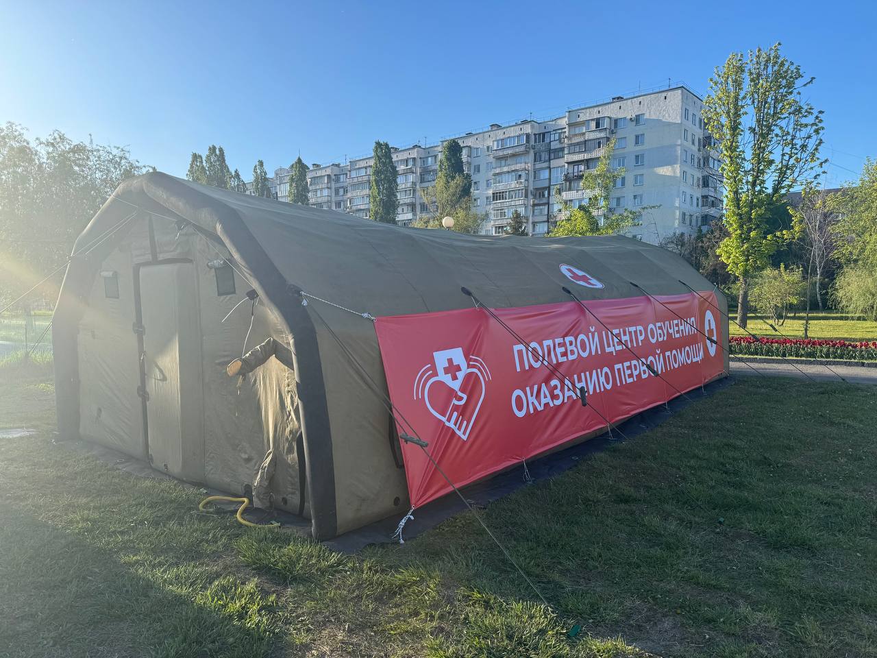 В парке Победы открылся полевой центр обучения оказанию первой помощи Он будет работать ежедневно с 12:00 до 20:00 до 12 мая. Курсы проходят каждый час. На них не нужно записываться — достаточно прийти за 10-15 минут до начала. Сотрудники отделения службы медицины катастроф и станции скорой помощи, а также инструкторы первой помощи медколледжа обучат желающих, как оказать помощь взрослому и ребёнку и что делать при ожогах, травмах, кровотечении и если нет дыхания. Прислать новость: Подпишись на «Белгород №1»