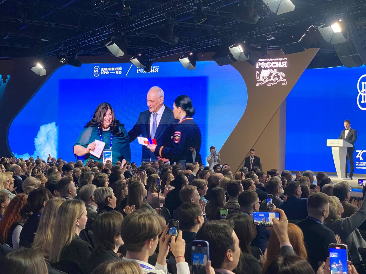 В Москве стартовал II Екатерининский форум В Москве на площадке Национального центра Россия стартовал II Екатерининский форум Программа форума открылась пленарным заседанием на тему Россия пространство возможностей Сохраняя ценности создаем будущее после которого состоится торжественная церемония вручения российских паспортов иностранным гражданам Основная работа форума пройдет на 6 тематических площадках посвящённых вопросам гуманитарного переселения позиционирования России как центра притяжения для высококвалифицированных иностранных специалистов укрепления международного гуманитарного сотрудничества служения иностранных граждан Российскому государству формированию предложений в план мероприятий к 300 летию со дня рождения Екатерины II развитию актуальных практик укрепления единства народов России формированию современного медиаобраза страны